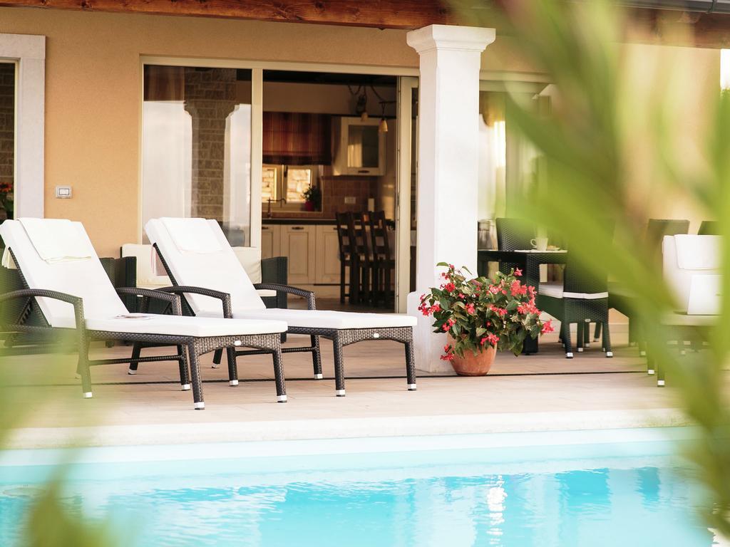 Luxurious Villa With Swimming Pool In Sveti Lovrec Selina ภายนอก รูปภาพ